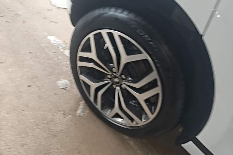 Used Land Rover Range Evoque 2021 Range Rover Velar 249 PS R-Dynamic HSE Luxury Edition Right Rear Wheel Hub