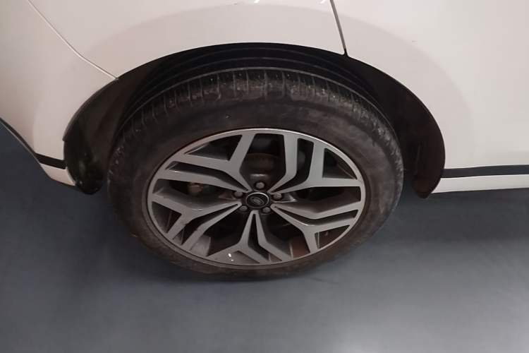 Used Land Rover Range Evoque 2021 Range Rover Velar 249 PS R-Dynamic S Performance Edition Right Rear Wheel Hub