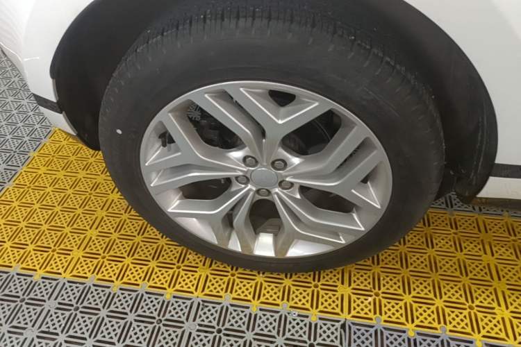 Used Land Rover Range Evoque 2021 Range Rover Evoque 200 PS R-Dynamic Standard Elite Edition Right Rear Wheel Hub