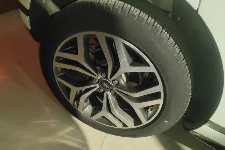 Used Land Rover Range Evoque 2021 Range Rover Velar 249 PS R-Dynamic S Performance Edition Right Rear Wheel Hub