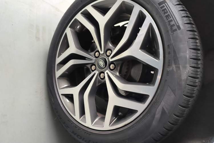 Used Land Rover Range Evoque 2021 Range Rover Velar 249 PS R-Dynamic S Performance Edition Right Rear Wheel Hub