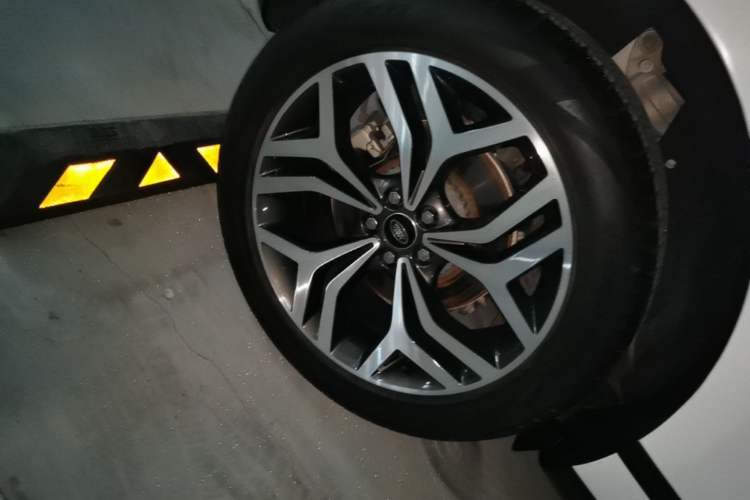 Used Land Rover Range Evoque 2021 Range Rover Velar 249 PS R-Dynamic S Performance Edition Right Rear Wheel Hub