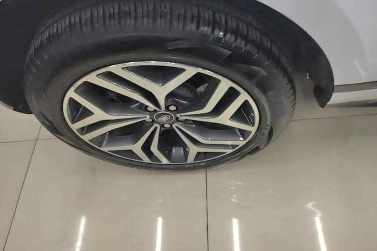 Used Land Rover Range Evoque 2021 Range Rover L 249 PS R-Dynamic SE Luxury Edition Right Rear Wheel Hub
