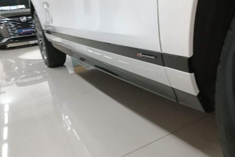 Used Land Rover Range Evoque 2021 Range Rover Velar 249 PS R-Dynamic S Performance Edition Right Side Sill