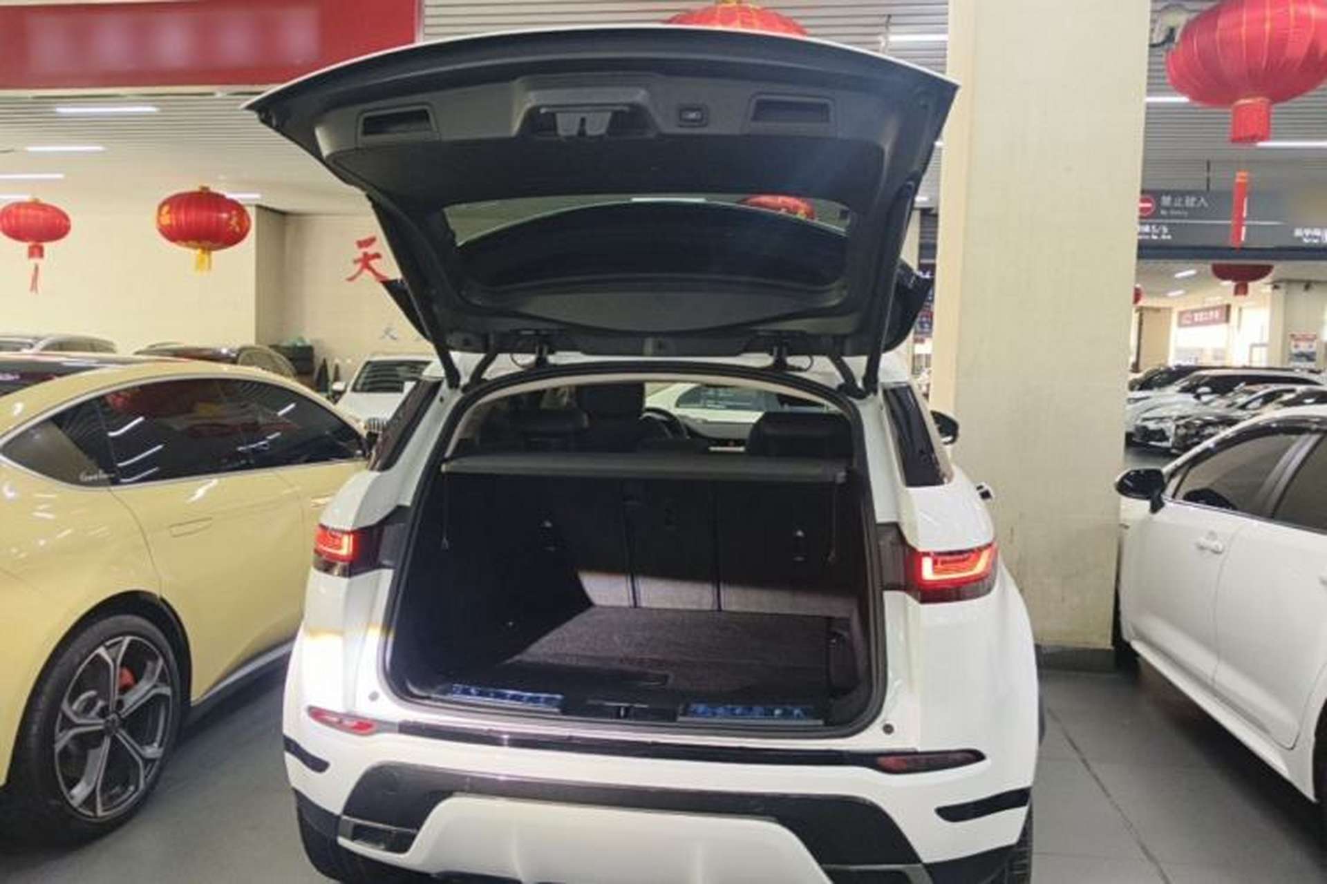 Used Land Rover Range Evoque 2021 Range Rover Velar 249 PS R-Dynamic S Performance Edition Trunk
