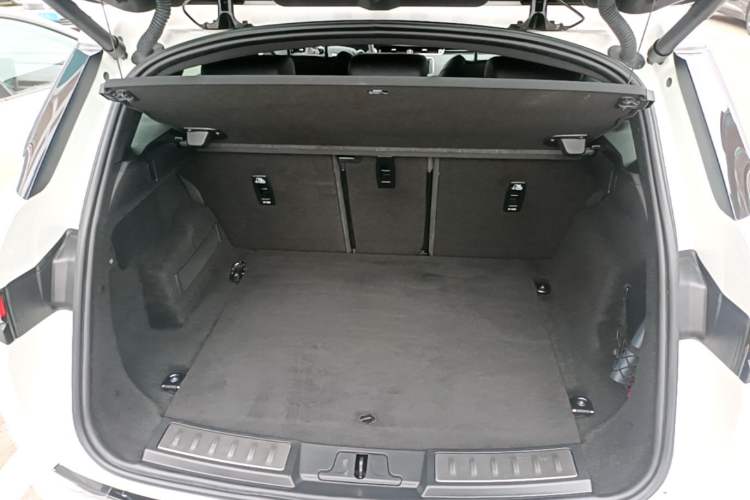 Used Land Rover Range Evoque 2021 Range Rover Velar 249 PS R-Dynamic S Performance Edition Trunk