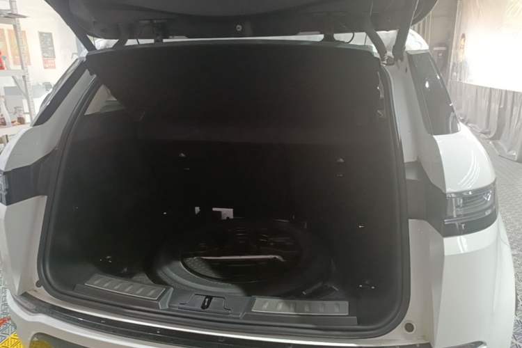 Used Land Rover Range Evoque 2021 Range Rover Evoque 200 PS R-Dynamic Standard Elite Edition Trunk