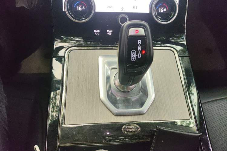 Used Land Rover Range Evoque 2022 Aurora L 249 PS R-Dynamic Luxury Edition Gear Lever