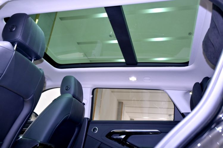 Used Land Rover Range Evoque 2022 Aurora L 249 PS R-Dynamic Collins Antique Bronze Special Edition Interior 10