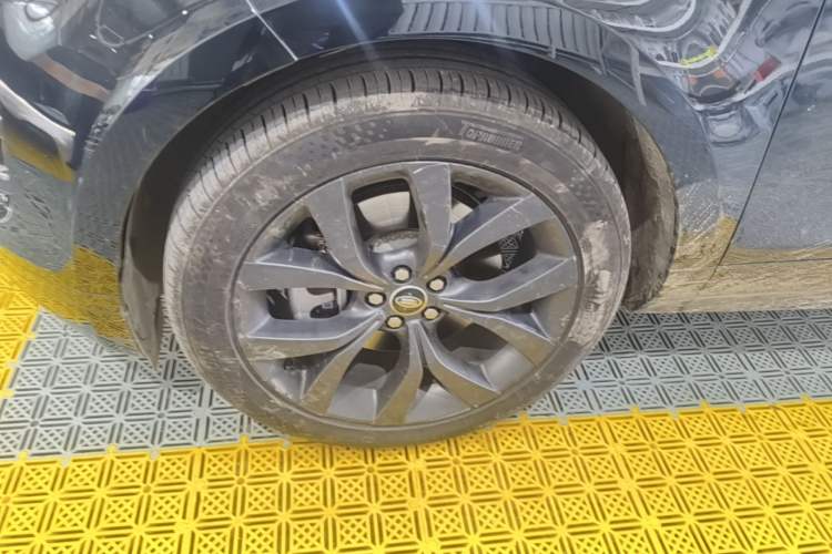 Used Land Rover Range Evoque 2022 Aurora L 249 PS R-Dynamic Collins Antique Bronze Special Edition Left Front Wheel Hub