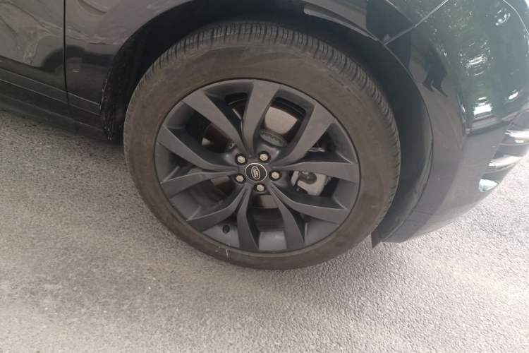 Used Land Rover Range Evoque 2022 Aurora L 249 PS R-Dynamic Collins Antique Bronze Special Edition Right Front Wheel Hub