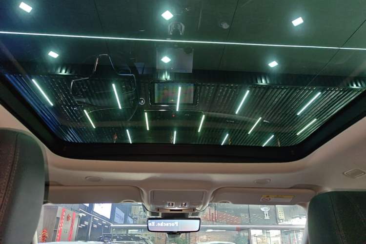 Used Land Rover Range Evoque 2022 Aurora L 249 PS R-Dynamic Luxury Edition Headliner