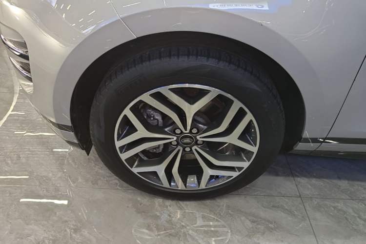Used Land Rover Range Evoque 2022 Aurora L 249 PS R-Dynamic Luxury Edition Left Front Wheel Hub