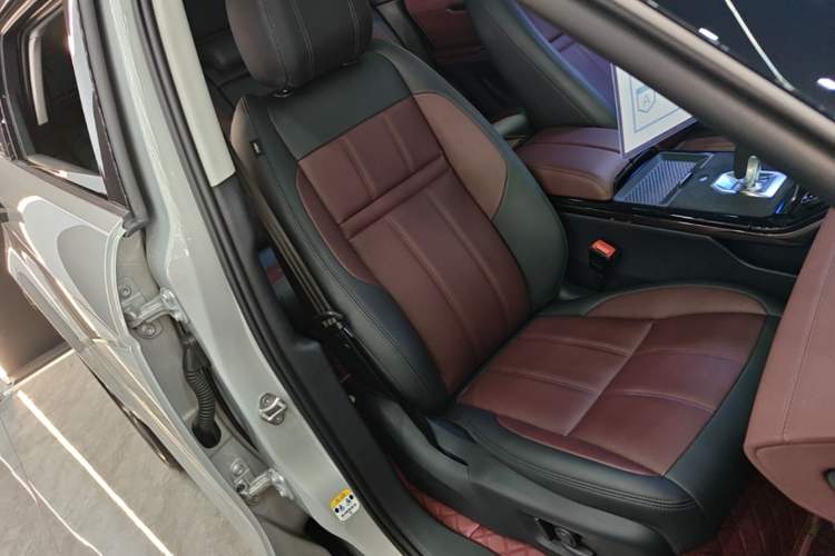 Used Land Rover Range Evoque 2022 Aurora L 249 PS R-Dynamic Luxury Edition Right Front Seat
