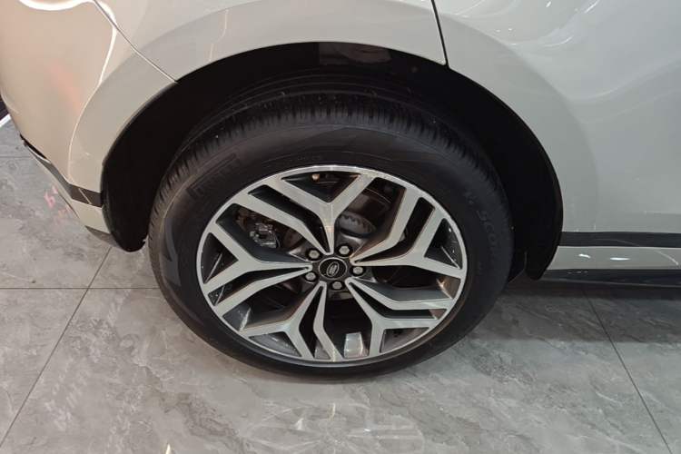 Used Land Rover Range Evoque 2022 Aurora L 249 PS R-Dynamic Luxury Edition Right Rear Wheel Hub