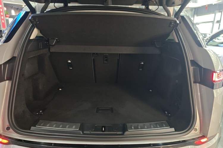 Used Land Rover Range Evoque 2022 Aurora L 249 PS R-Dynamic Luxury Edition Trunk