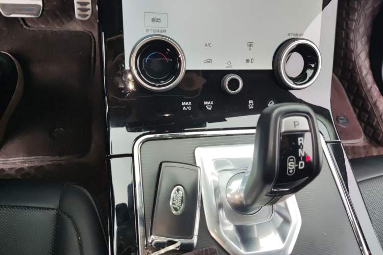 Used Land Rover Range Evoque 2022 Aurora L 249 PS R-Dynamic Luxury Edition Gear Lever