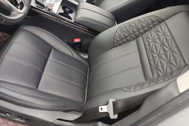 Used Land Rover Range Evoque 2022 Aurora L 249 PS R-Dynamic Luxury Edition Left Front Seat