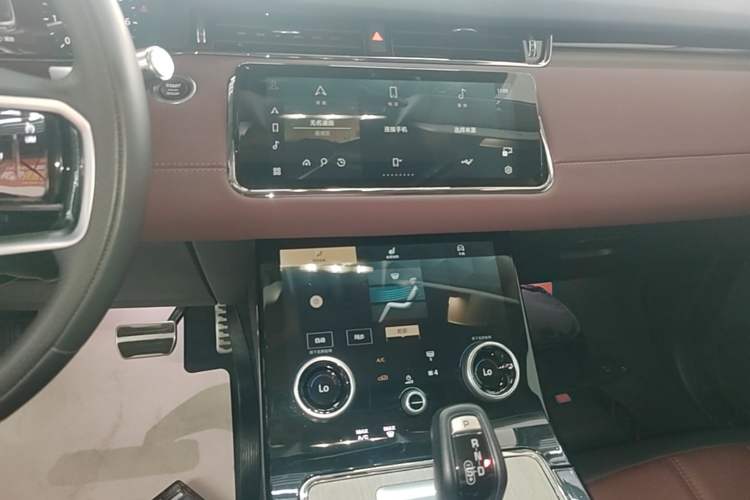 Used Land Rover Range Evoque 2022 Aurora L 249 PS R-Dynamic Luxury Edition Audio And AC Panel