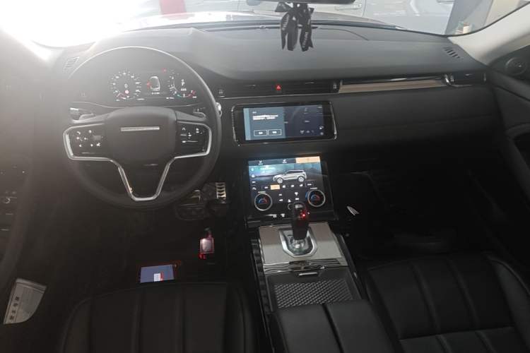 Used Land Rover Range Evoque 2022 Facelifted Aurora L 249 PS R-Dynamic Luxury Edition Center Console