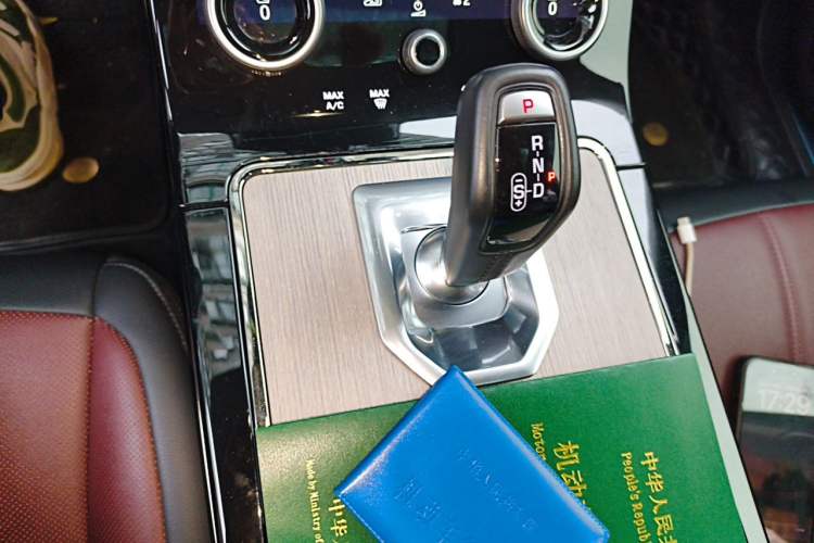 Used Land Rover Range Evoque 2022 Aurora L 249 PS R-Dynamic Luxury Edition Gear Lever