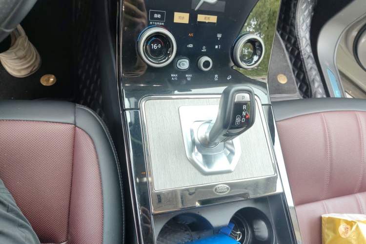 Used Land Rover Range Evoque 2022 Facelifted Aurora L 249 PS R-Dynamic Luxury Edition Gear Lever
