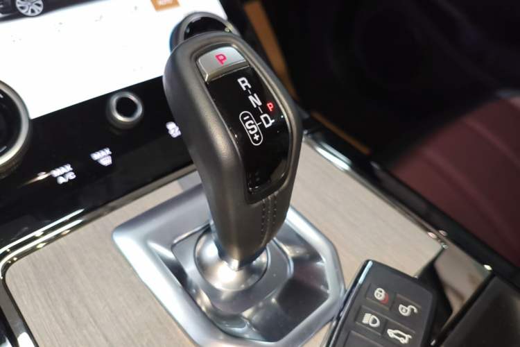 Used Land Rover Range Evoque 2022 Facelifted Aurora L 249 PS R-Dynamic Luxury Edition Gear Lever