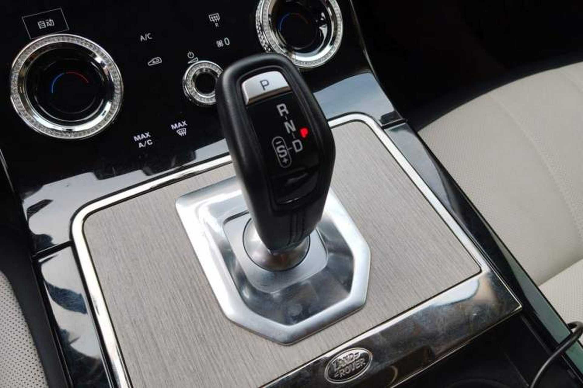 Used Land Rover Range Evoque 2022 Facelifted Aurora L 249 PS R-Dynamic Luxury Edition Gear Lever
