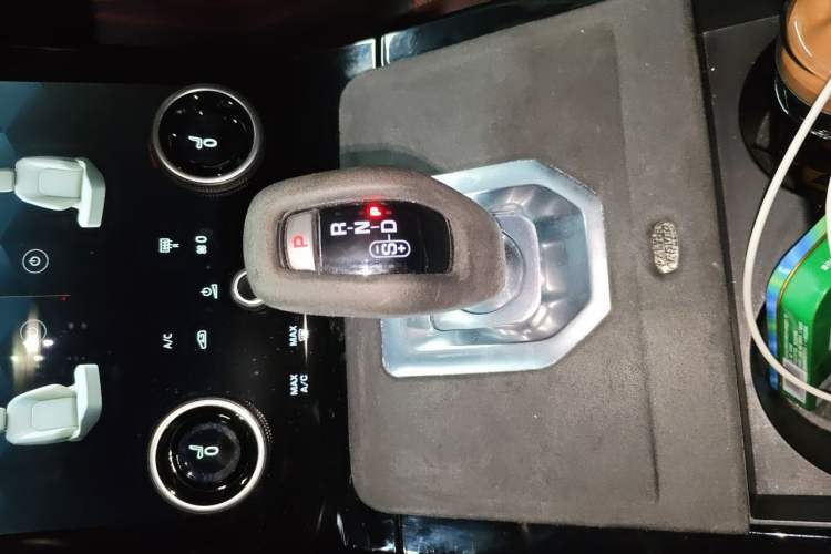 Used Land Rover Range Evoque 2022 Facelifted Aurora L 249 PS R-Dynamic Luxury Edition Gear Lever