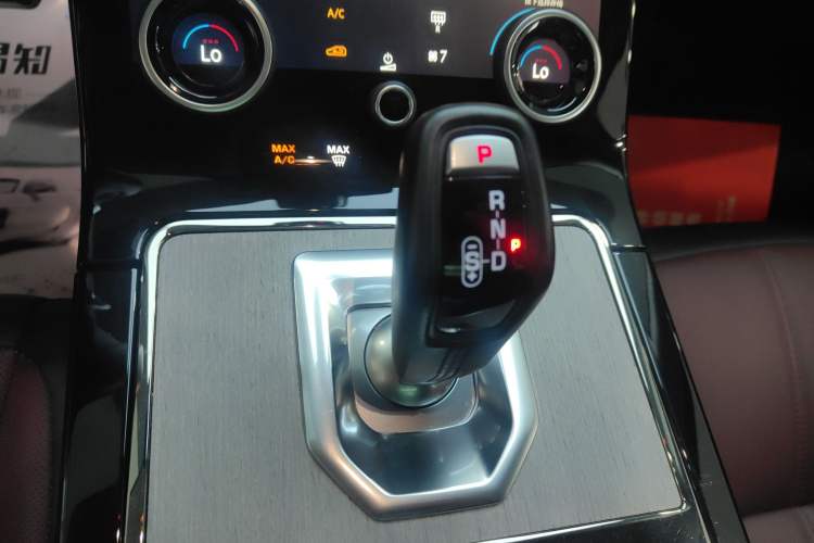Used Land Rover Range Evoque 2022 Facelifted Aurora L 249 PS R-Dynamic Luxury Edition Gear Lever