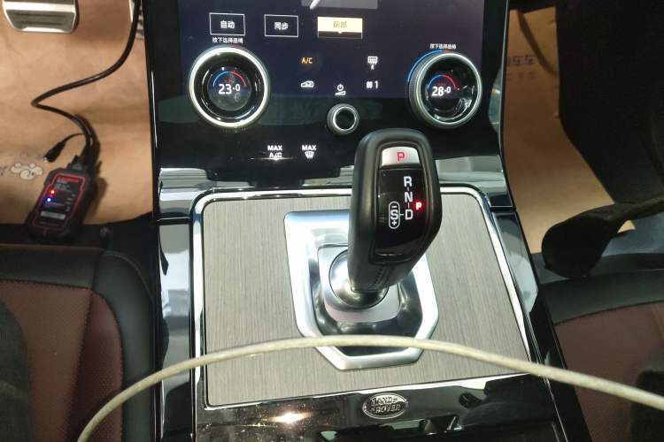 Used Land Rover Range Evoque 2022 Facelifted Aurora L 249 PS R-Dynamic Luxury Edition Gear Lever
