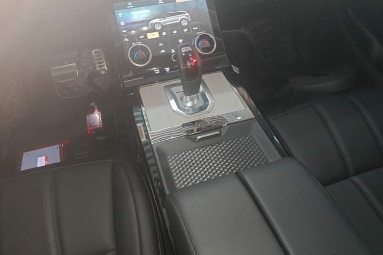 Used Land Rover Range Evoque 2022 Facelifted Aurora L 249 PS R-Dynamic Luxury Edition Gear Lever
