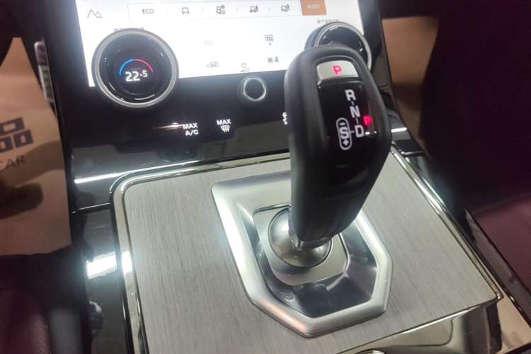 Used Land Rover Range Evoque 2022 Facelifted Aurora L 249 PS R-Dynamic Luxury Edition Gear Lever
