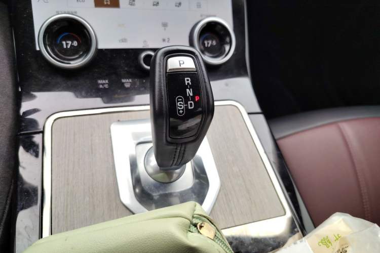 Used Land Rover Range Evoque 2022 Aurora L 249 PS R-Dynamic Luxury Edition Gear Lever