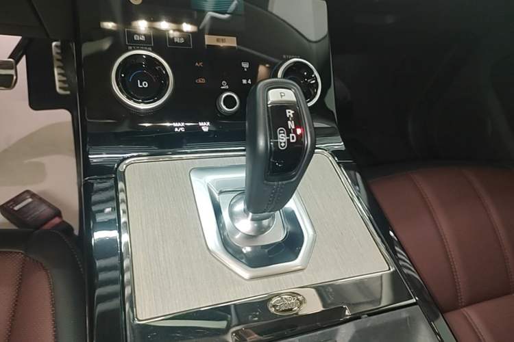 Used Land Rover Range Evoque 2022 Aurora L 249 PS R-Dynamic Luxury Edition Gear Lever