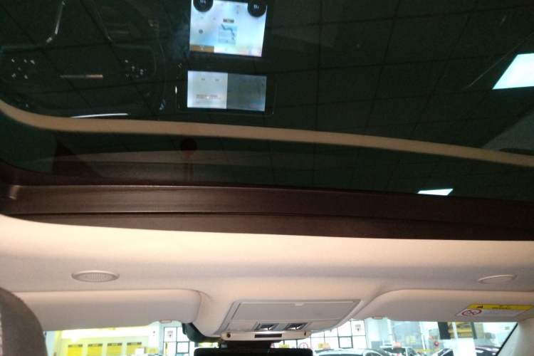 Used Land Rover Range Evoque 2022 Aurora L 249 PS R-Dynamic Luxury Edition Headliner