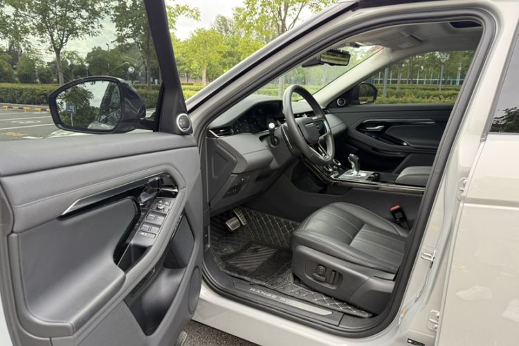 Used Land Rover Range Evoque 2022 Aurora L 249 PS R-Dynamic Luxury Edition Interior 10