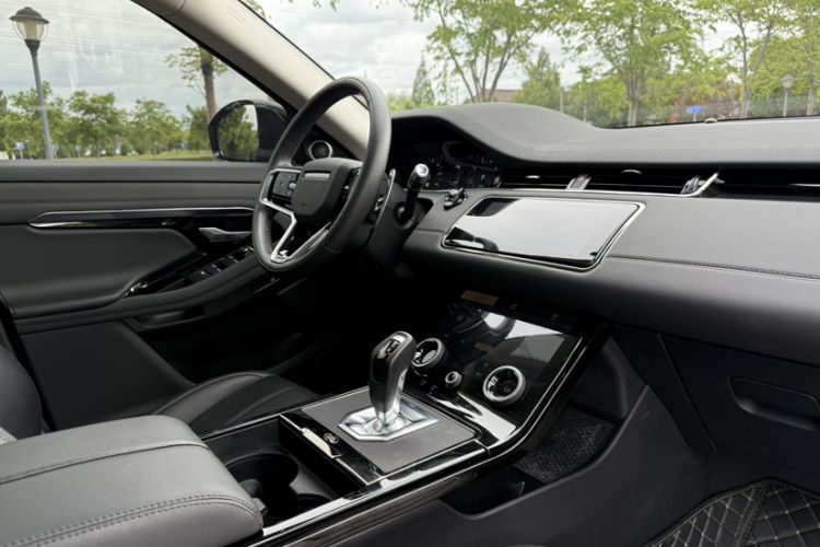 Used Land Rover Range Evoque 2022 Aurora L 249 PS R-Dynamic Luxury Edition Interior 12