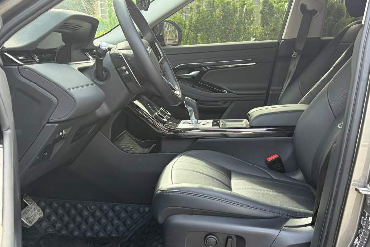 Used Land Rover Range Evoque 2022 Facelifted Aurora L 249 PS R-Dynamic Luxury Edition Interior 2