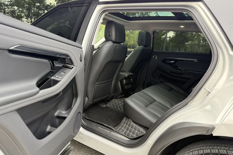 Used Land Rover Range Evoque 2022 Aurora L 249 PS R-Dynamic Luxury Edition Interior 4