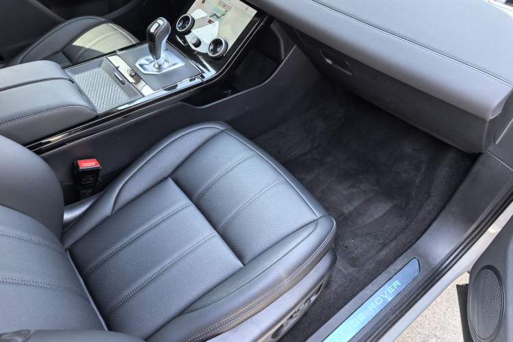 Used Land Rover Range Evoque 2022 Aurora L 249 PS R-Dynamic Collins Antique Bronze Special Edition Interior 4