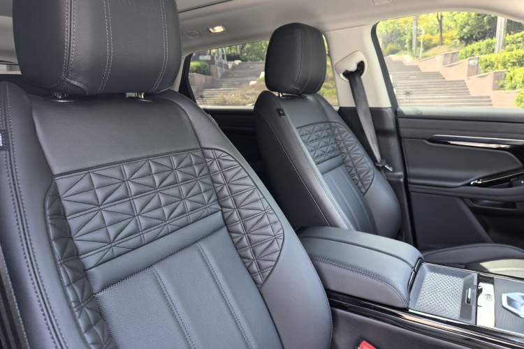 Used Land Rover Range Evoque 2022 Aurora L 249 PS R-Dynamic Collins Antique Bronze Special Edition Interior 8