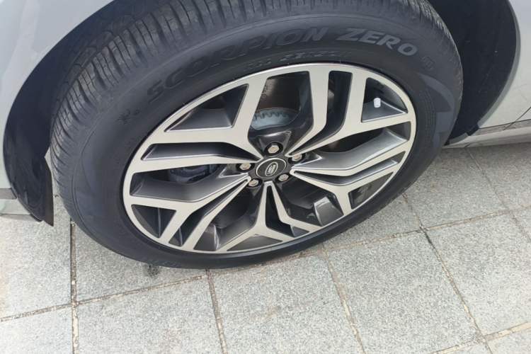 Used Land Rover Range Evoque 2022 Facelifted Aurora L 249 PS R-Dynamic Luxury Edition Left Front Wheel Hub