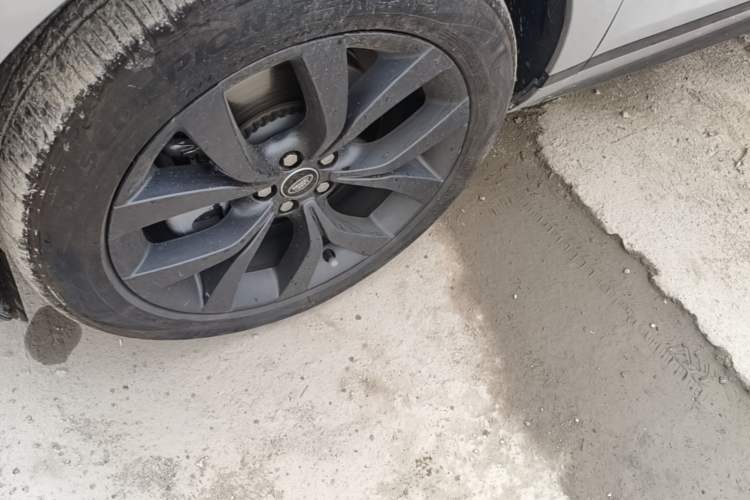 Used Land Rover Range Evoque 2022 Aurora L 249 PS R-Dynamic Luxury Edition Left Front Wheel Hub