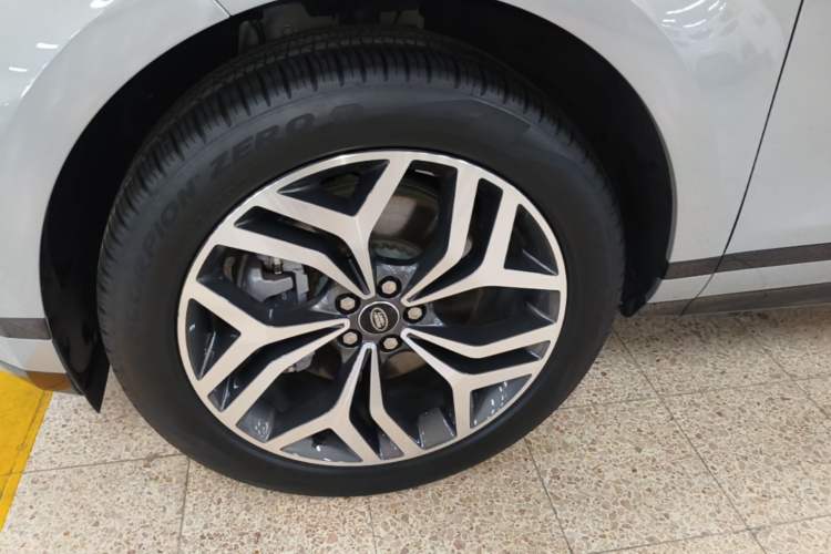 Used Land Rover Range Evoque 2022 Facelifted Aurora L 249 PS R-Dynamic Luxury Edition Left Front Wheel Hub