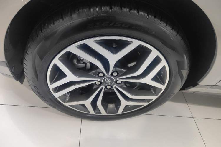 Used Land Rover Range Evoque 2022 Facelifted Aurora L 249 PS R-Dynamic Luxury Edition Left Front Wheel Hub
