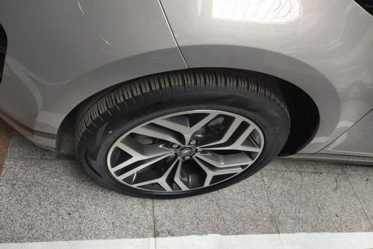Used Land Rover Range Evoque 2022 Facelifted Aurora L 249 PS R-Dynamic Luxury Edition Left Front Wheel Hub