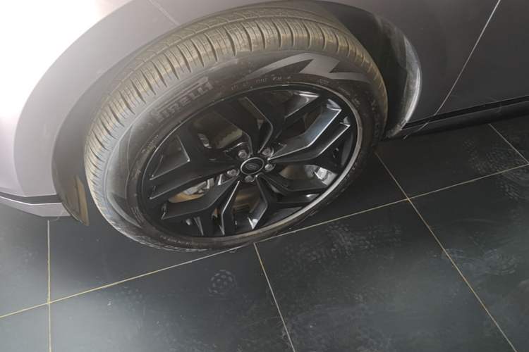 Used Land Rover Range Evoque 2022 Facelifted Aurora L 249 PS R-Dynamic Luxury Edition Left Front Wheel Hub