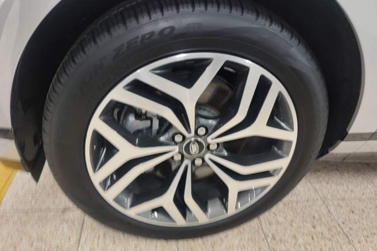 Used Land Rover Range Evoque 2022 Facelifted Aurora L 249 PS R-Dynamic Luxury Edition Left Front Wheel Hub