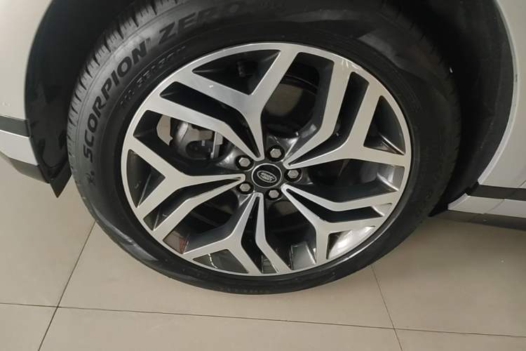 Used Land Rover Range Evoque 2022 Aurora L 249 PS R-Dynamic Luxury Edition Left Front Wheel Hub